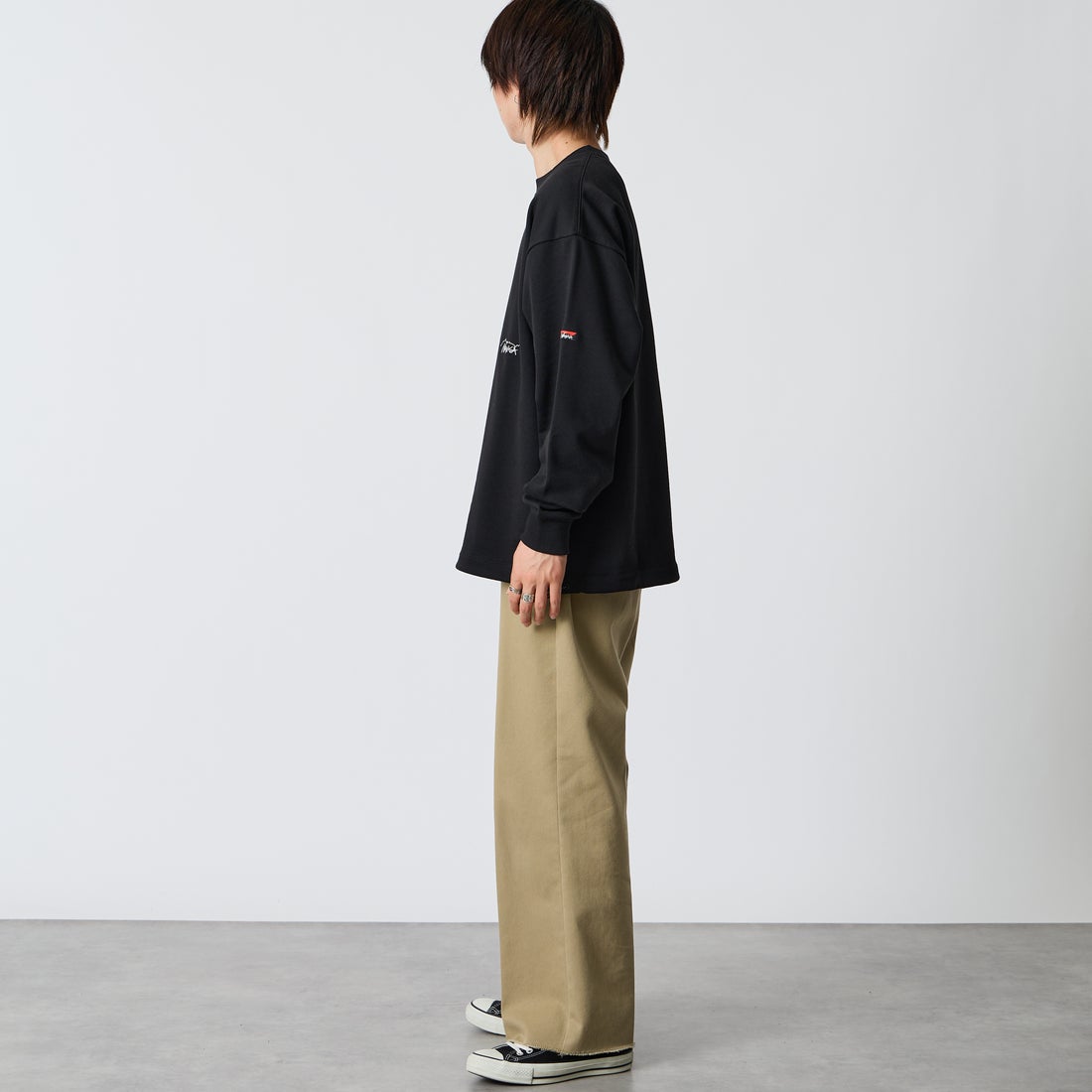 JEANSFACTORY × NANGA [ジーンズファクトリー × ナンガ] 別注 ワンポイントロゴ刺繍 ドローコードスウェット [NW2605-JF] BLACK &&モデル身長：177cm 着用サイズ：L&&