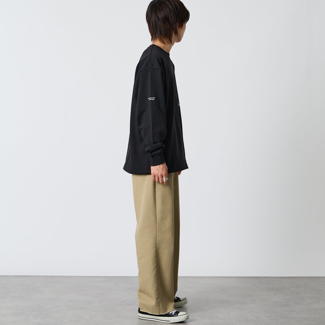 JEANSFACTORY × NANGA [ジーンズファクトリー × ナンガ] 別注 ワンポイントロゴ刺繍 ドローコードスウェット [NW2605-JF] BLACK &&モデル身長：177cm 着用サイズ：L&&