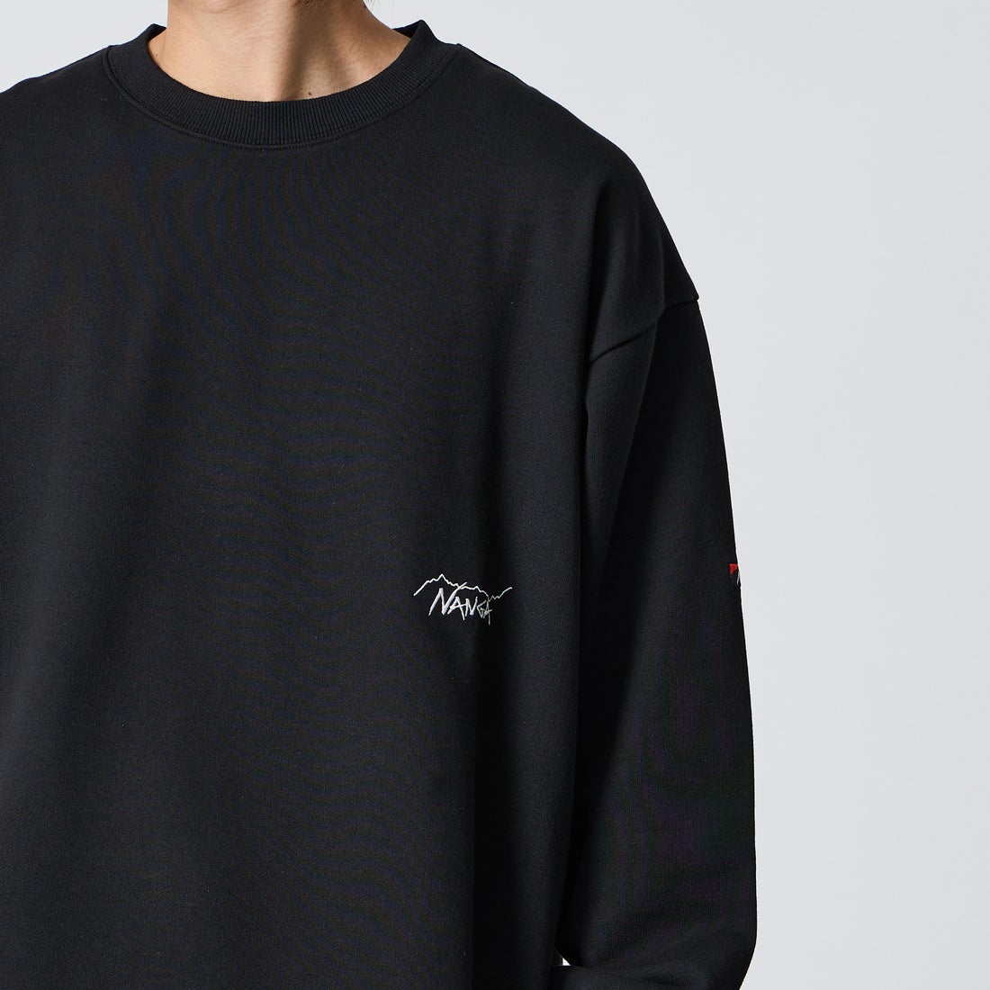 JEANSFACTORY × NANGA [ジーンズファクトリー × ナンガ] 別注 ワンポイントロゴ刺繍 ドローコードスウェット [NW2605-JF] BLACK &&モデル身長：177cm 着用サイズ：L&&