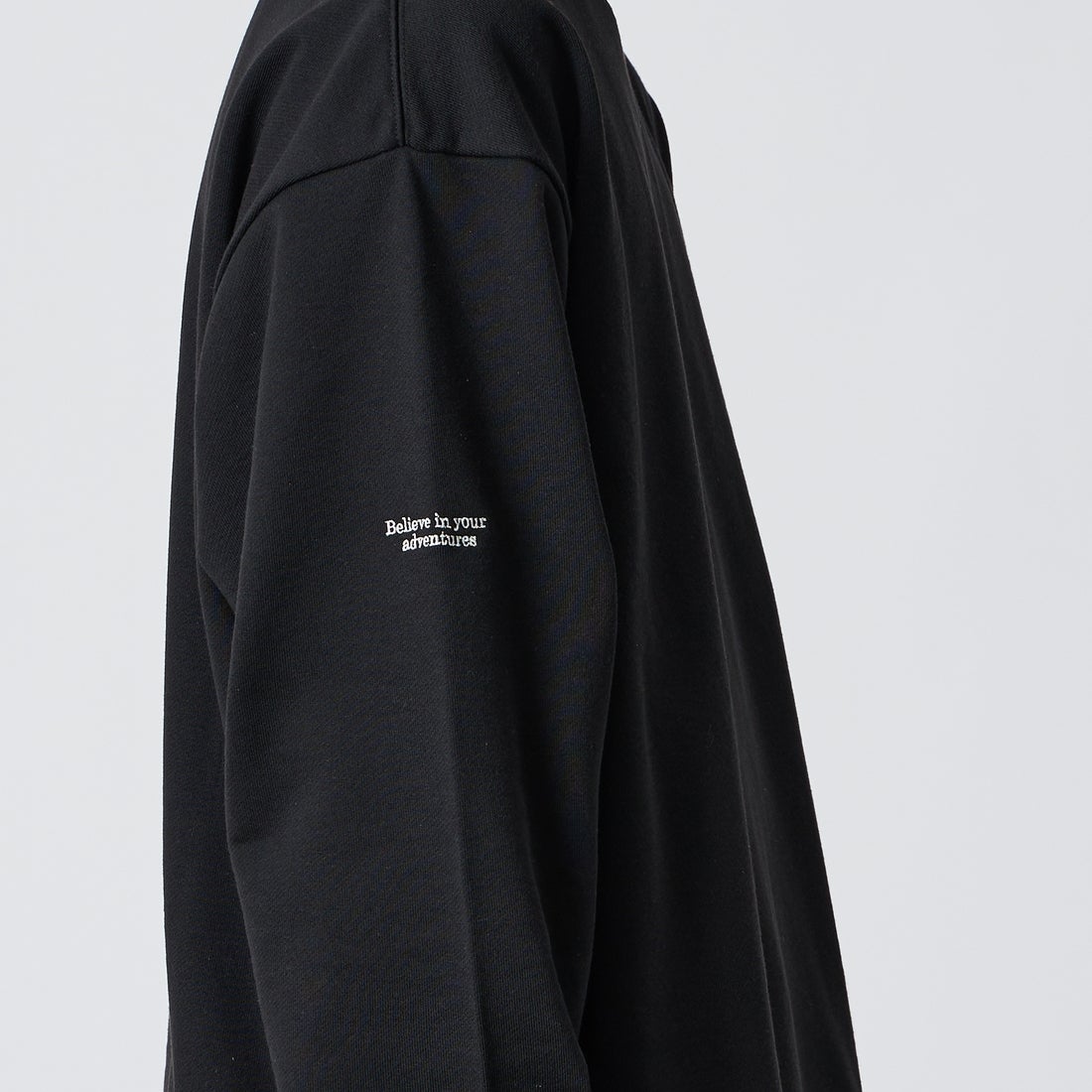 JEANSFACTORY × NANGA [ジーンズファクトリー × ナンガ] 別注 ワンポイントロゴ刺繍 ドローコードスウェット [NW2605-JF] BLACK &&モデル身長：177cm 着用サイズ：L&&