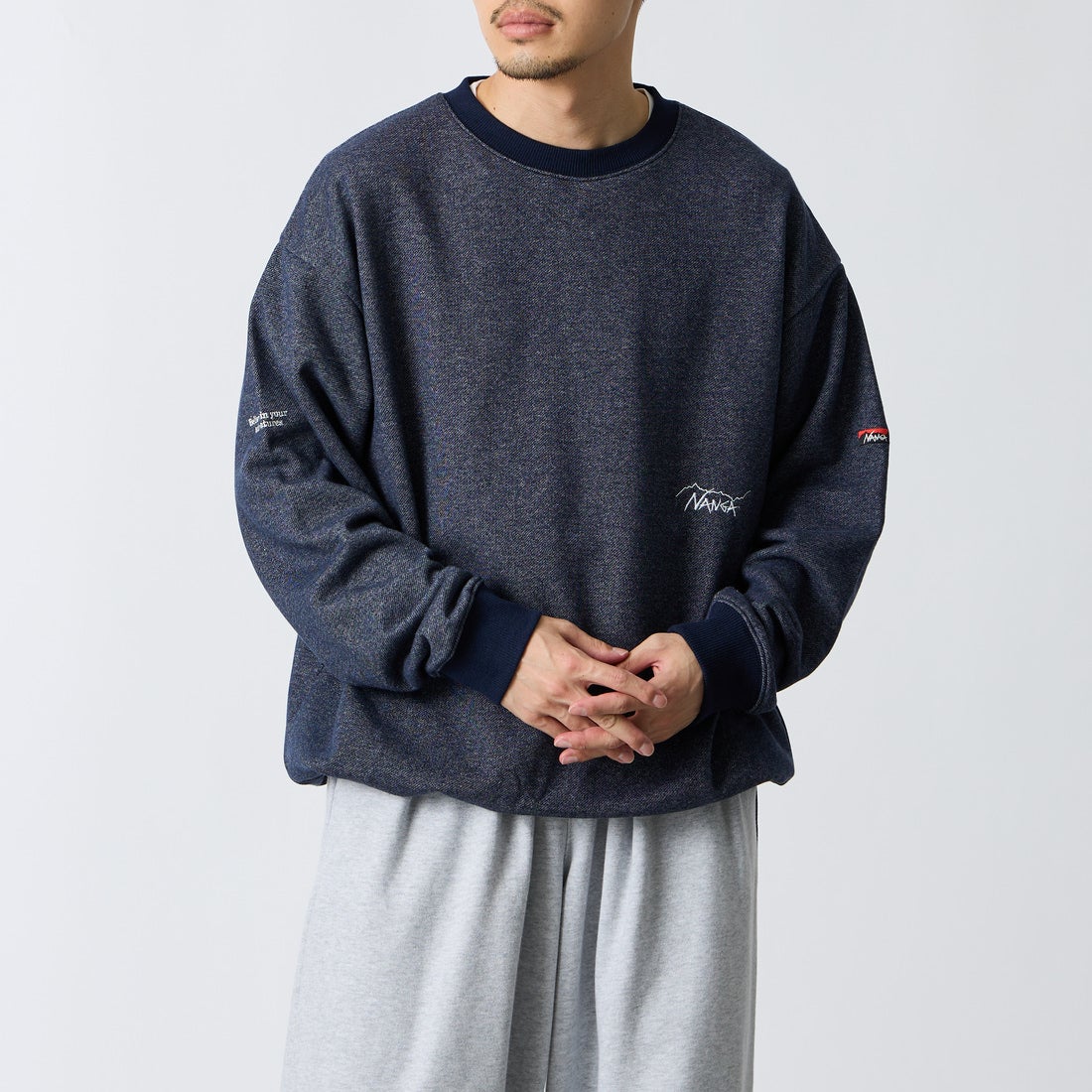 JEANSFACTORY × NANGA [ジーンズファクトリー × ナンガ] 別注 ワンポイントロゴ刺繍 ドローコードスウェット [NW2605-JF] NAVY &&モデル身長：168cm 着用サイズ：L&&