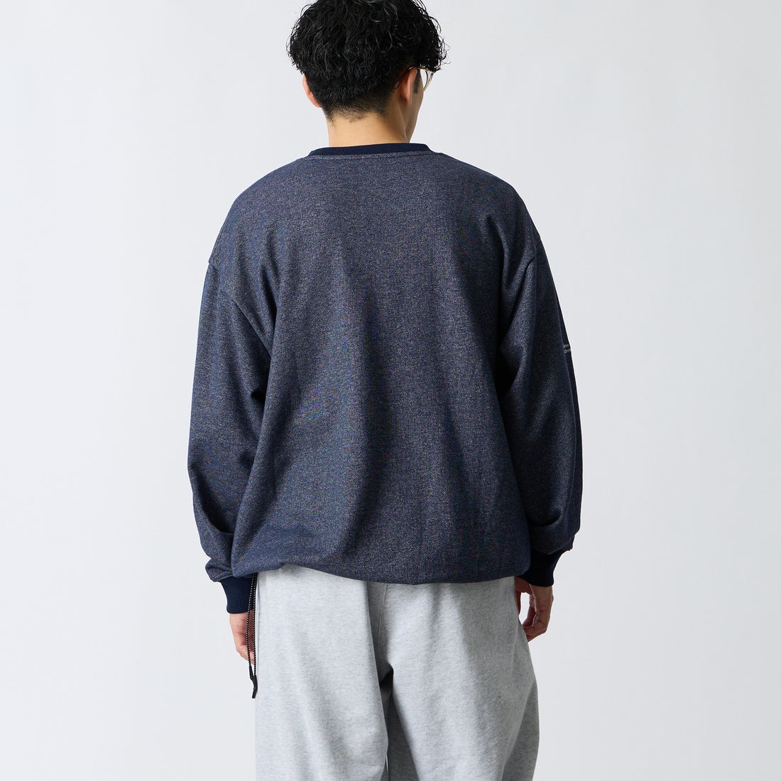 JEANSFACTORY × NANGA [ジーンズファクトリー × ナンガ] 別注 ワンポイントロゴ刺繍 ドローコードスウェット [NW2605-JF] NAVY &&モデル身長：168cm 着用サイズ：L&&