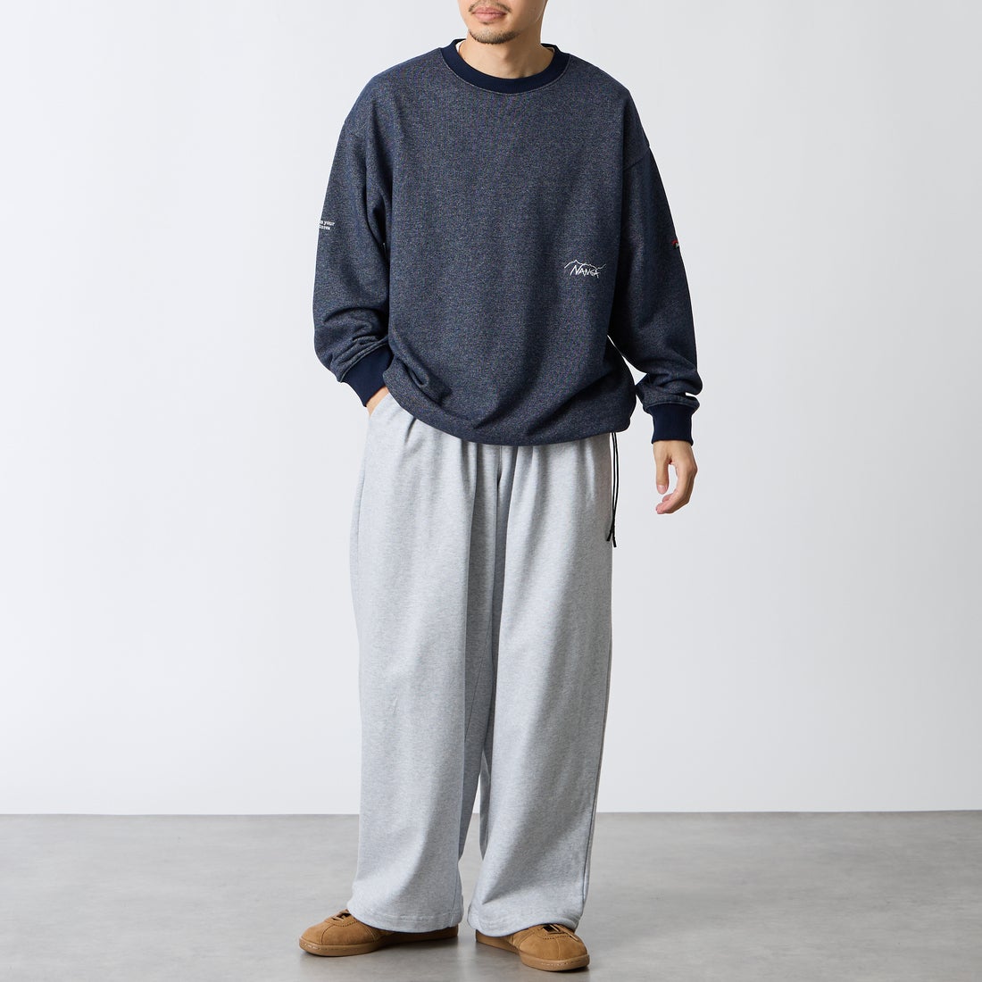 JEANSFACTORY × NANGA [ジーンズファクトリー × ナンガ] 別注 ワンポイントロゴ刺繍 ドローコードスウェット [NW2605-JF] NAVY &&モデル身長：168cm 着用サイズ：L&&