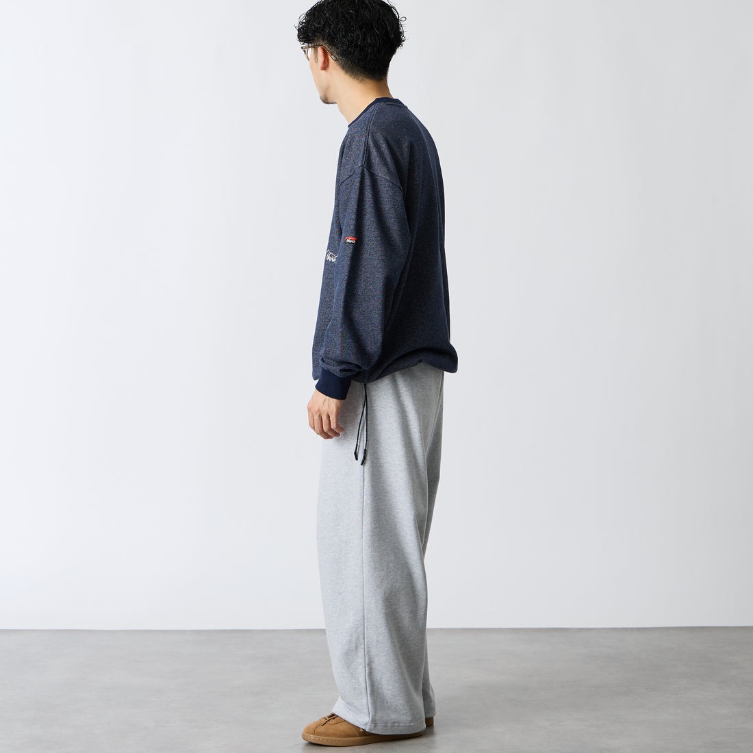 JEANSFACTORY × NANGA [ジーンズファクトリー × ナンガ] 別注 ワンポイントロゴ刺繍 ドローコードスウェット [NW2605-JF] NAVY &&モデル身長：168cm 着用サイズ：L&&