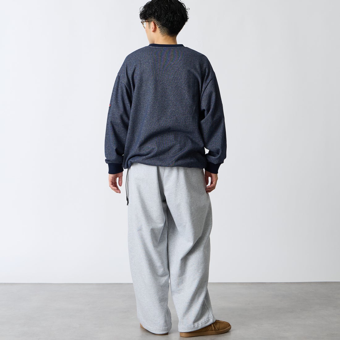 JEANSFACTORY × NANGA [ジーンズファクトリー × ナンガ] 別注 ワンポイントロゴ刺繍 ドローコードスウェット [NW2605-JF] NAVY &&モデル身長：168cm 着用サイズ：L&&