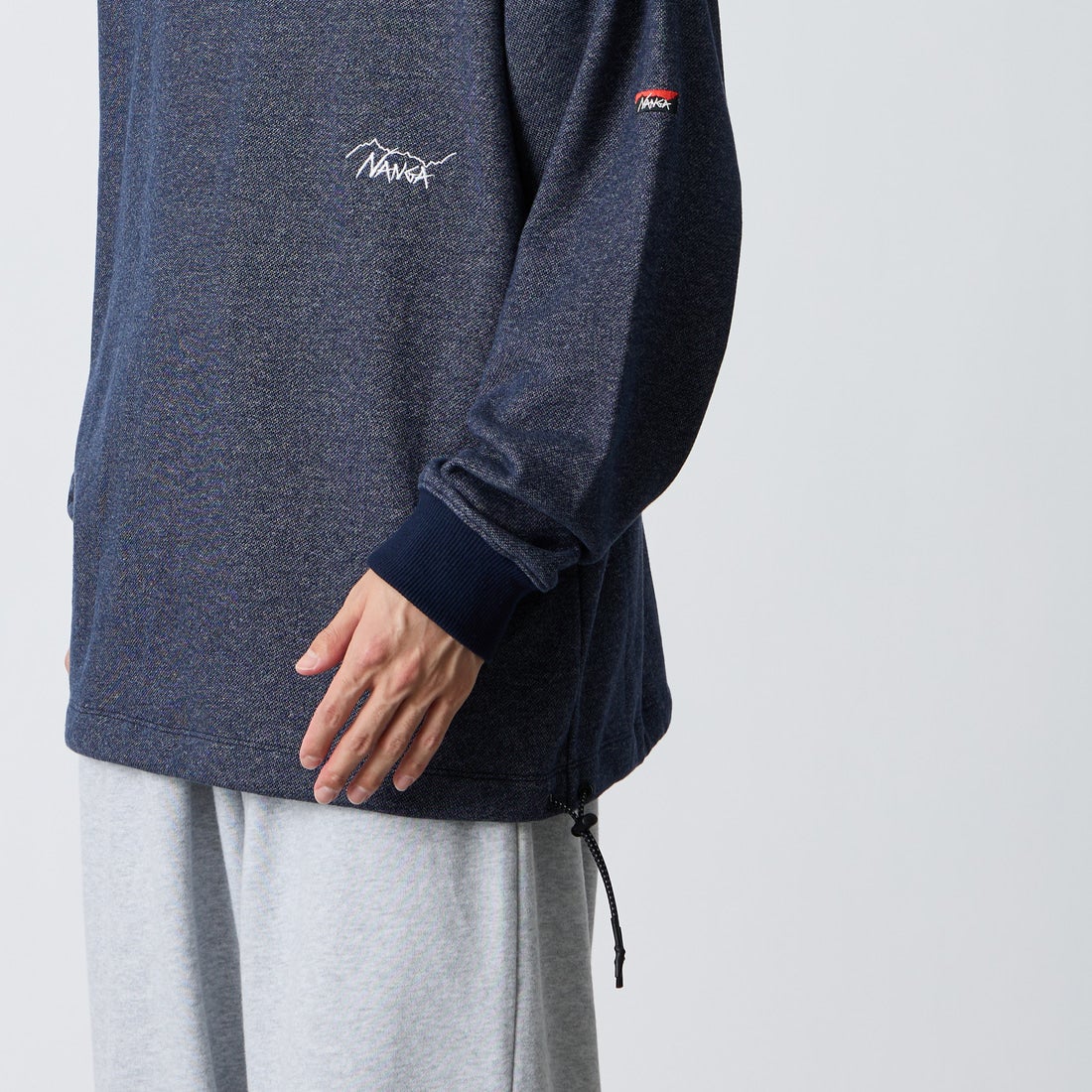 JEANSFACTORY × NANGA [ジーンズファクトリー × ナンガ] 別注 ワンポイントロゴ刺繍 ドローコードスウェット [NW2605-JF] NAVY &&モデル身長：168cm 着用サイズ：L&&