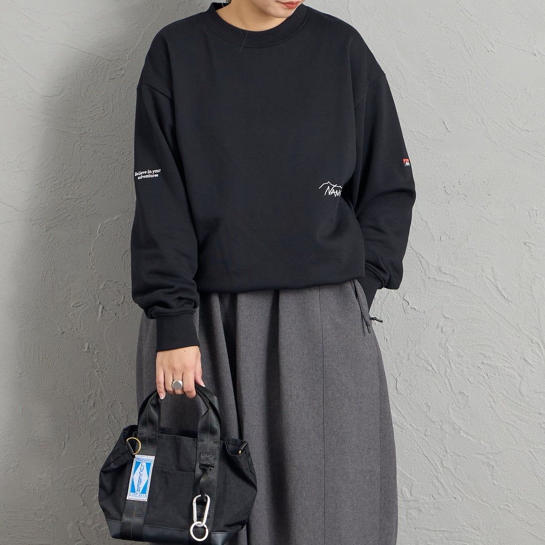 JEANSFACTORY × NANGA [ジーンズファクトリー × ナンガ] 別注 ワンポイントロゴ刺繍 ドローコードスウェット [NW2605-JF] BLACK &&モデル身長：156cm 着用サイズ：S&&
