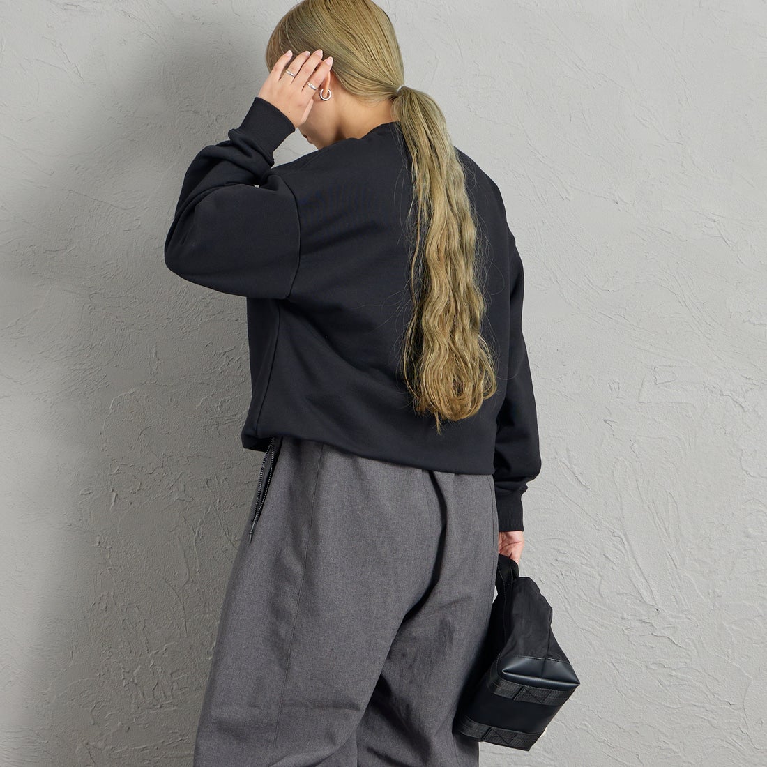 JEANSFACTORY × NANGA [ジーンズファクトリー × ナンガ] 別注 ワンポイントロゴ刺繍 ドローコードスウェット [NW2605-JF] BLACK &&モデル身長：156cm 着用サイズ：S&&