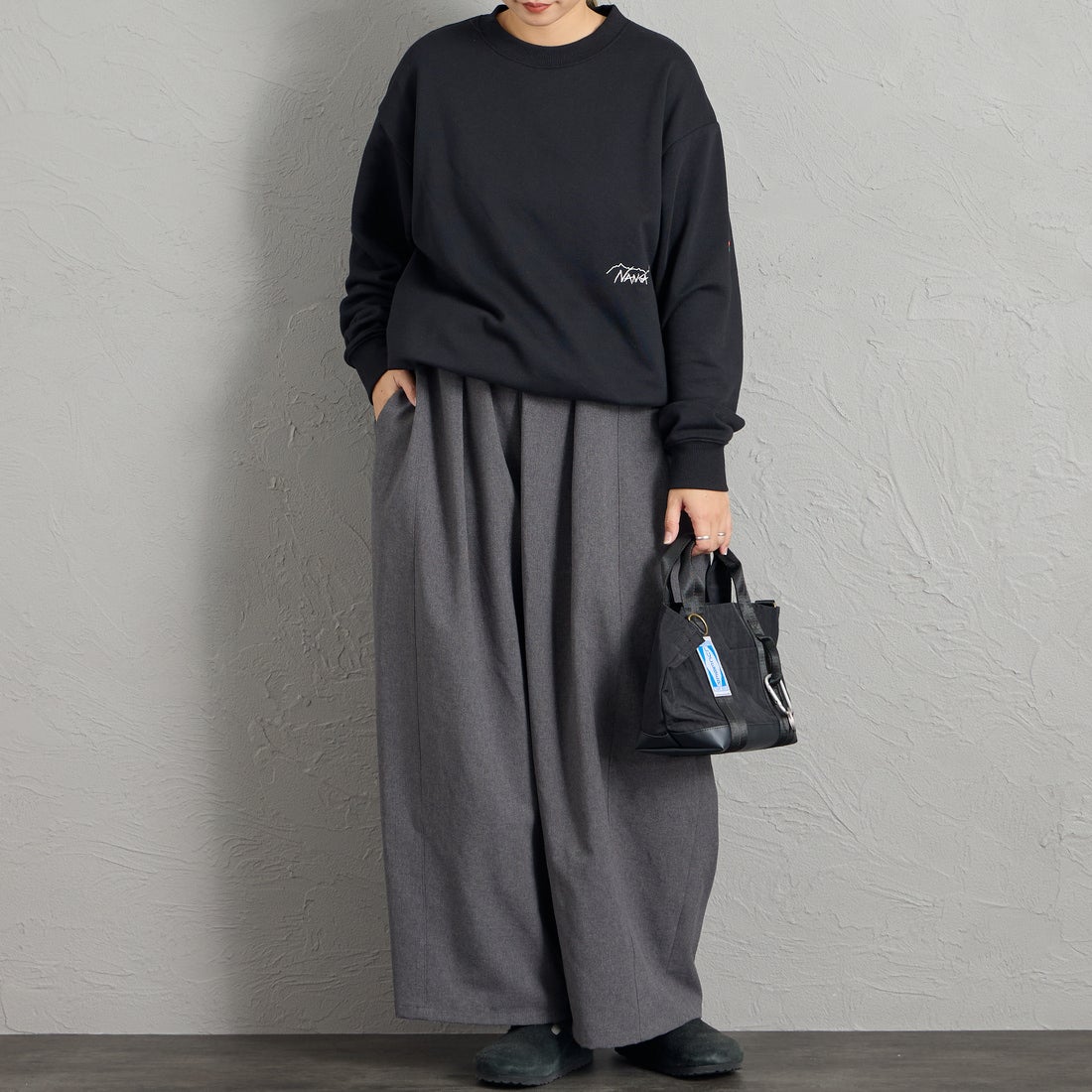 JEANSFACTORY × NANGA [ジーンズファクトリー × ナンガ] 別注 ワンポイントロゴ刺繍 ドローコードスウェット [NW2605-JF] BLACK &&モデル身長：156cm 着用サイズ：S&&