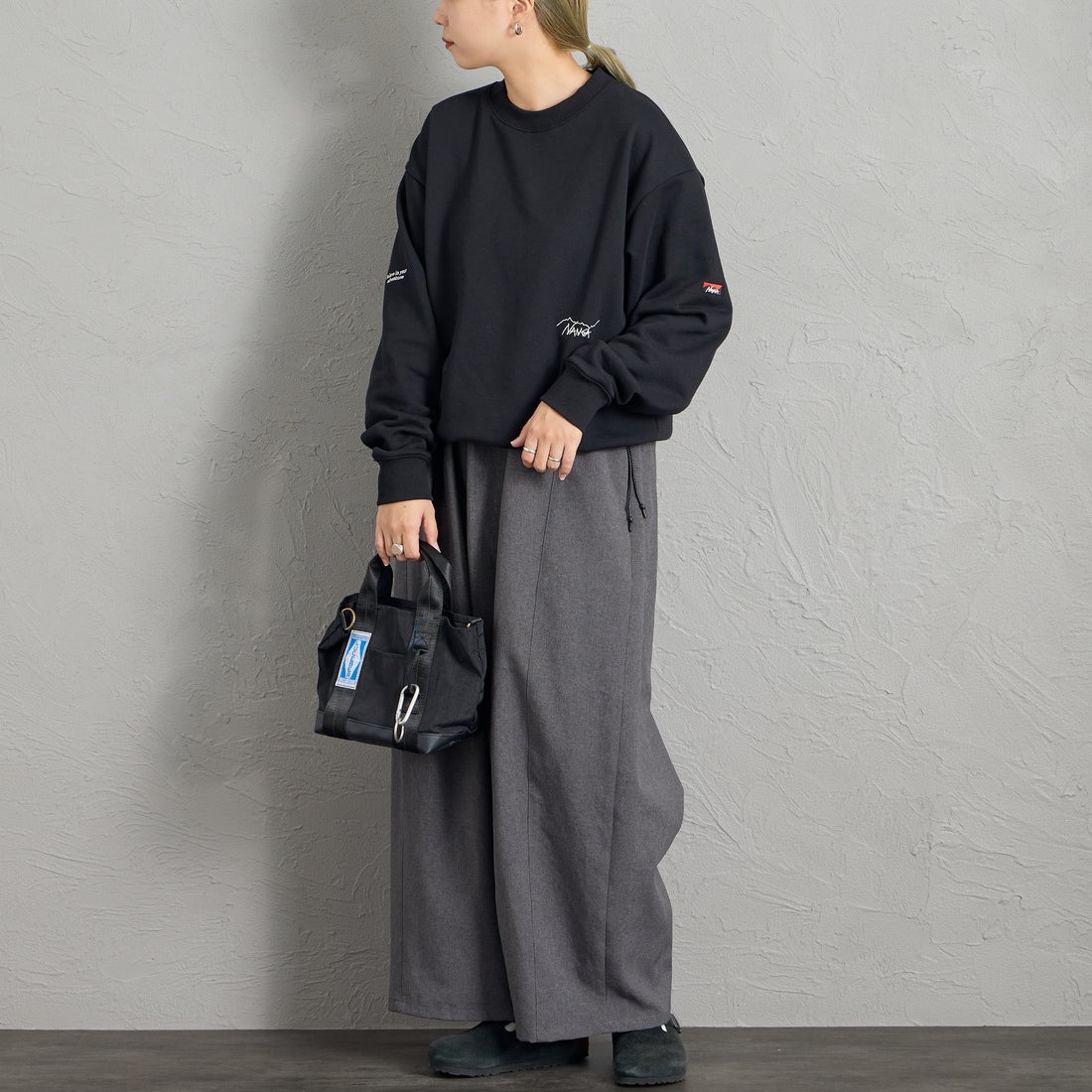 JEANSFACTORY × NANGA [ジーンズファクトリー × ナンガ] 別注 ワンポイントロゴ刺繍 ドローコードスウェット [NW2605-JF] BLACK &&モデル身長：156cm 着用サイズ：S&&