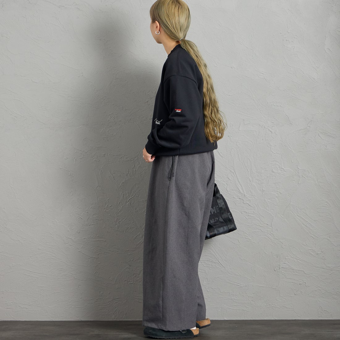 JEANSFACTORY × NANGA [ジーンズファクトリー × ナンガ] 別注 ワンポイントロゴ刺繍 ドローコードスウェット [NW2605-JF] BLACK &&モデル身長：156cm 着用サイズ：S&&