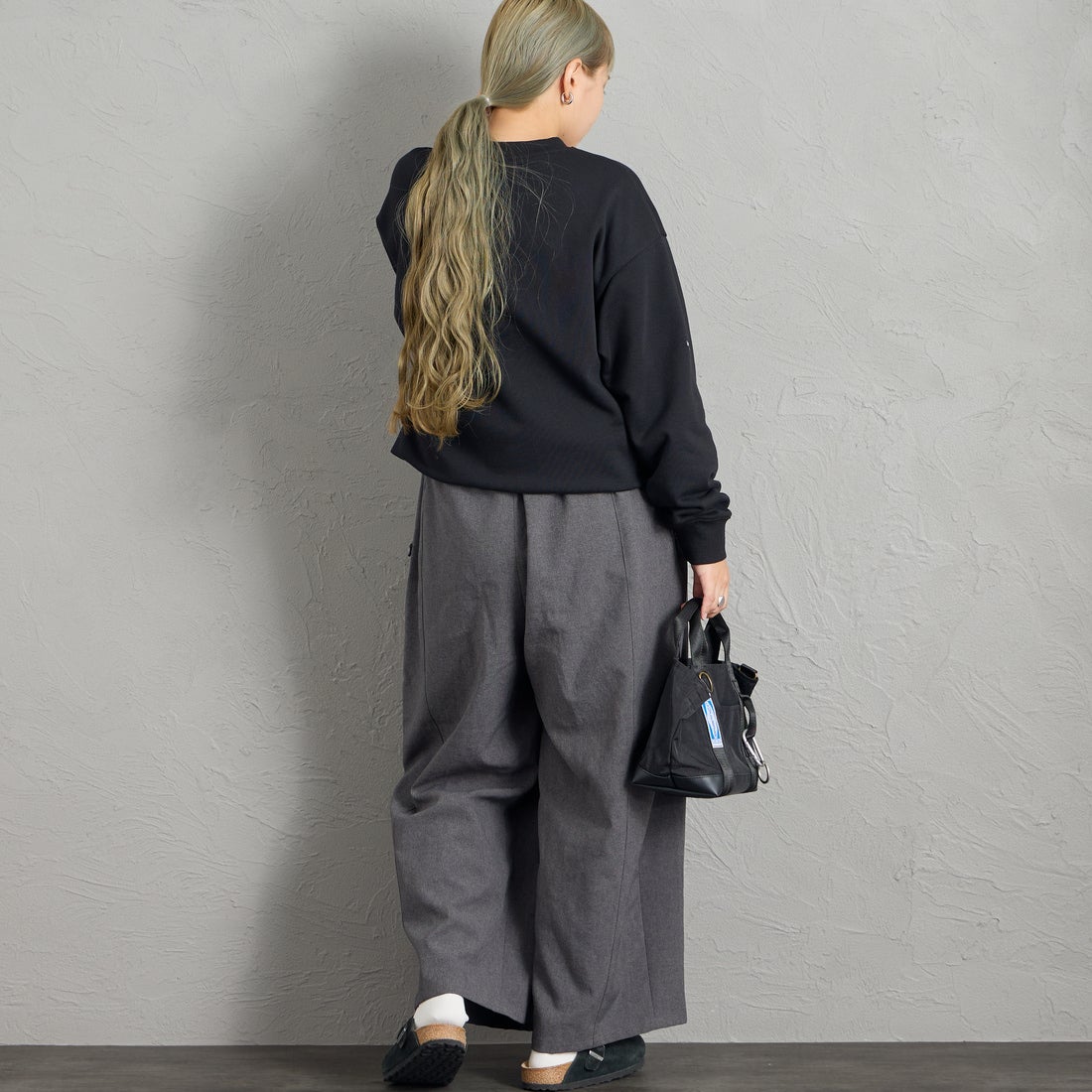 JEANSFACTORY × NANGA [ジーンズファクトリー × ナンガ] 別注 ワンポイントロゴ刺繍 ドローコードスウェット [NW2605-JF] BLACK &&モデル身長：156cm 着用サイズ：S&&