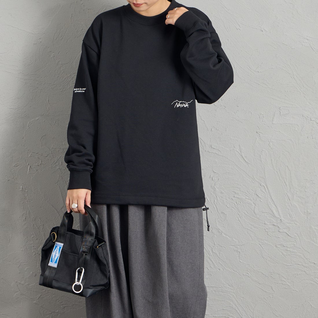JEANSFACTORY × NANGA [ジーンズファクトリー × ナンガ] 別注 ワンポイントロゴ刺繍 ドローコードスウェット [NW2605-JF] BLACK &&モデル身長：156cm 着用サイズ：S&&