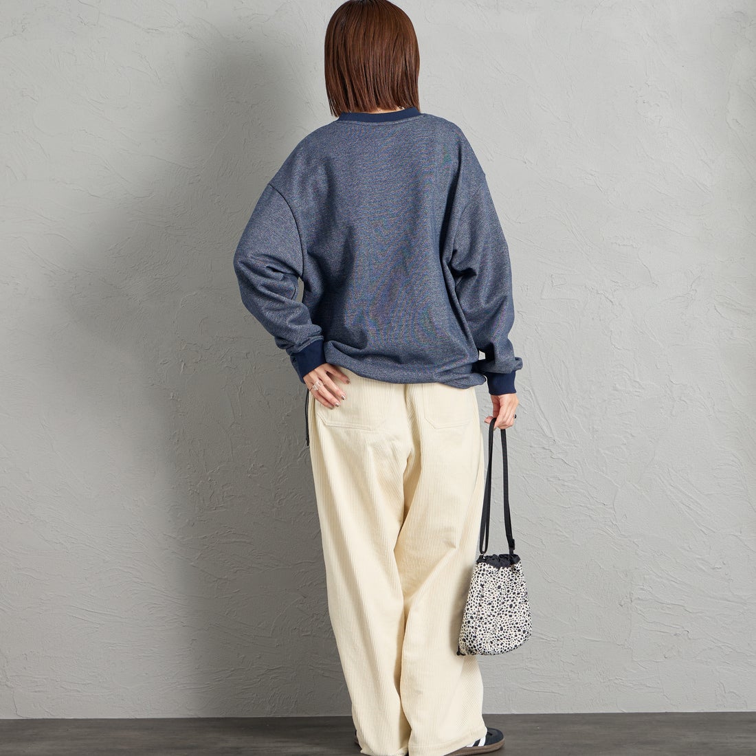 JEANSFACTORY × NANGA [ジーンズファクトリー × ナンガ] 別注 ワンポイントロゴ刺繍 ドローコードスウェット [NW2605-JF] NAVY &&モデル身長：159cm 着用サイズ：S&&
