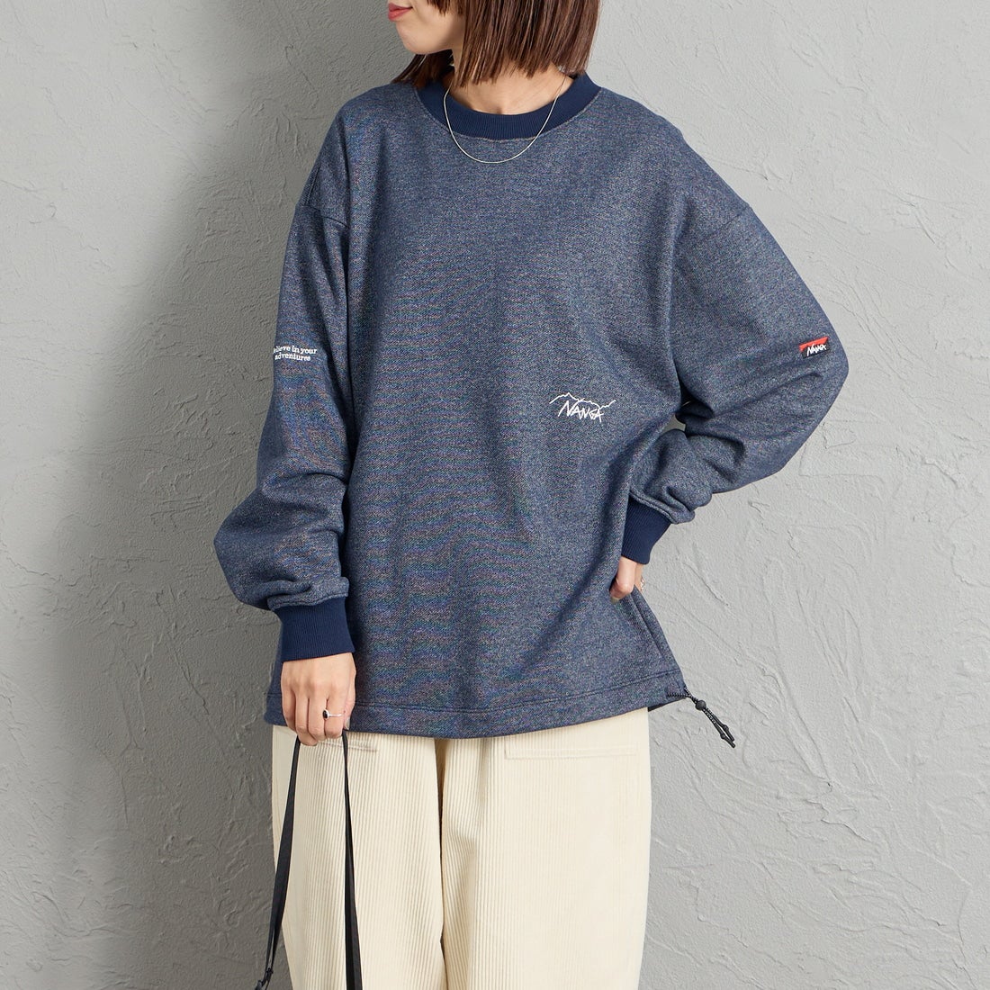JEANSFACTORY × NANGA [ジーンズファクトリー × ナンガ] 別注 ワンポイントロゴ刺繍 ドローコードスウェット [NW2605-JF] NAVY &&モデル身長：159cm 着用サイズ：S&&