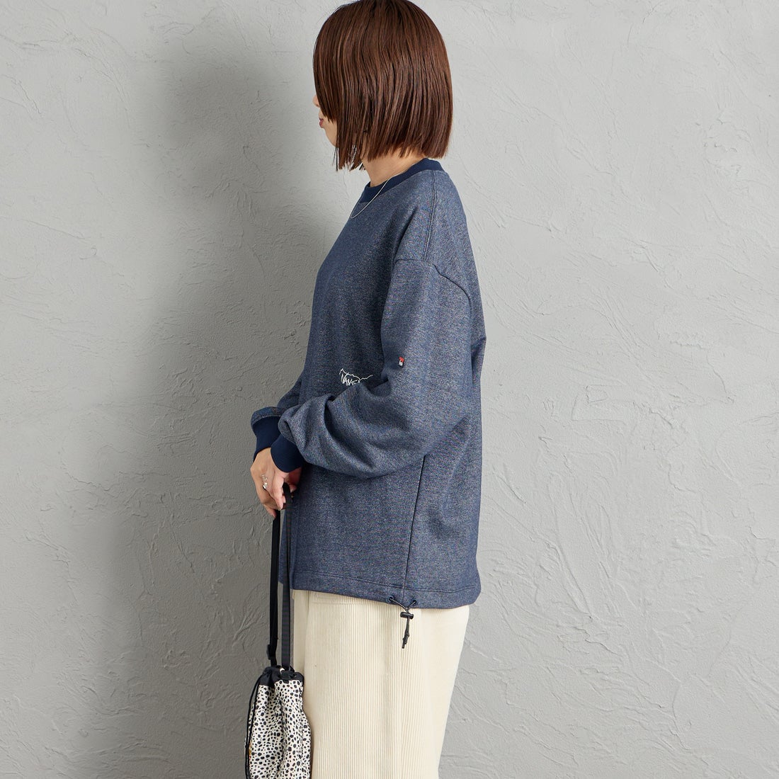 JEANSFACTORY × NANGA [ジーンズファクトリー × ナンガ] 別注 ワンポイントロゴ刺繍 ドローコードスウェット [NW2605-JF] NAVY &&モデル身長：159cm 着用サイズ：S&&