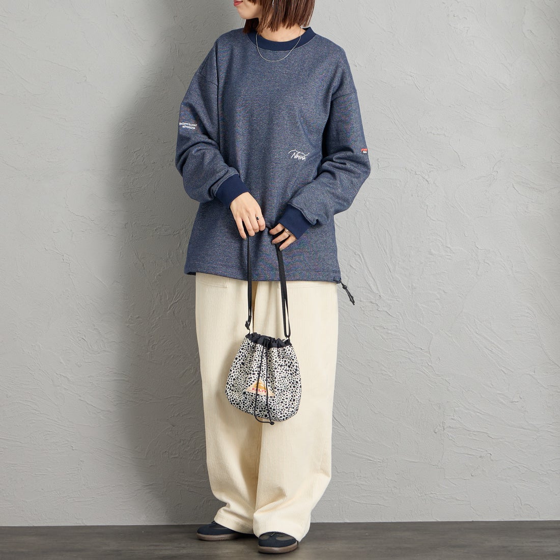 JEANSFACTORY × NANGA [ジーンズファクトリー × ナンガ] 別注 ワンポイントロゴ刺繍 ドローコードスウェット [NW2605-JF] NAVY &&モデル身長：159cm 着用サイズ：S&&