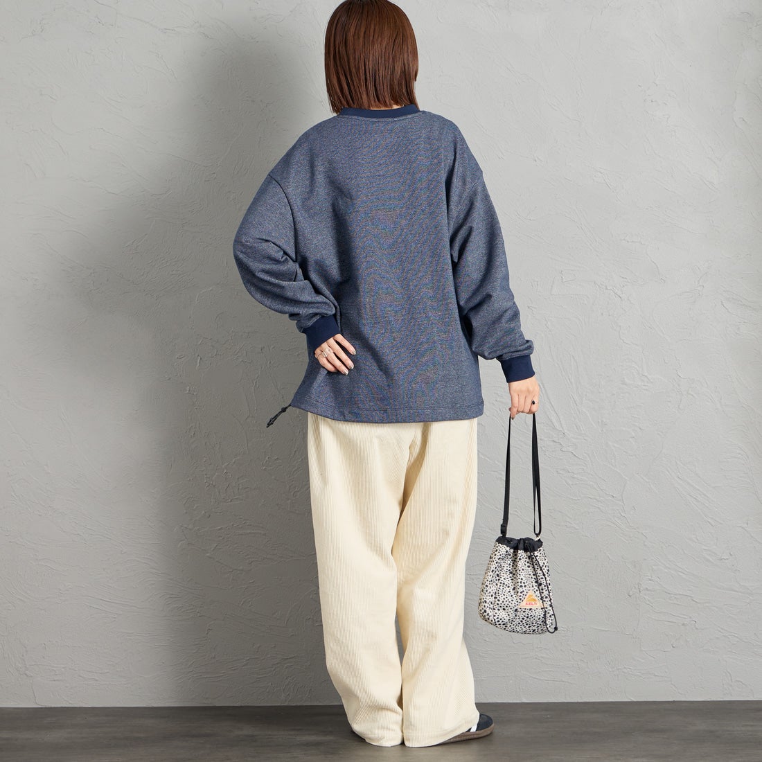 JEANSFACTORY × NANGA [ジーンズファクトリー × ナンガ] 別注 ワンポイントロゴ刺繍 ドローコードスウェット [NW2605-JF] NAVY &&モデル身長：159cm 着用サイズ：S&&