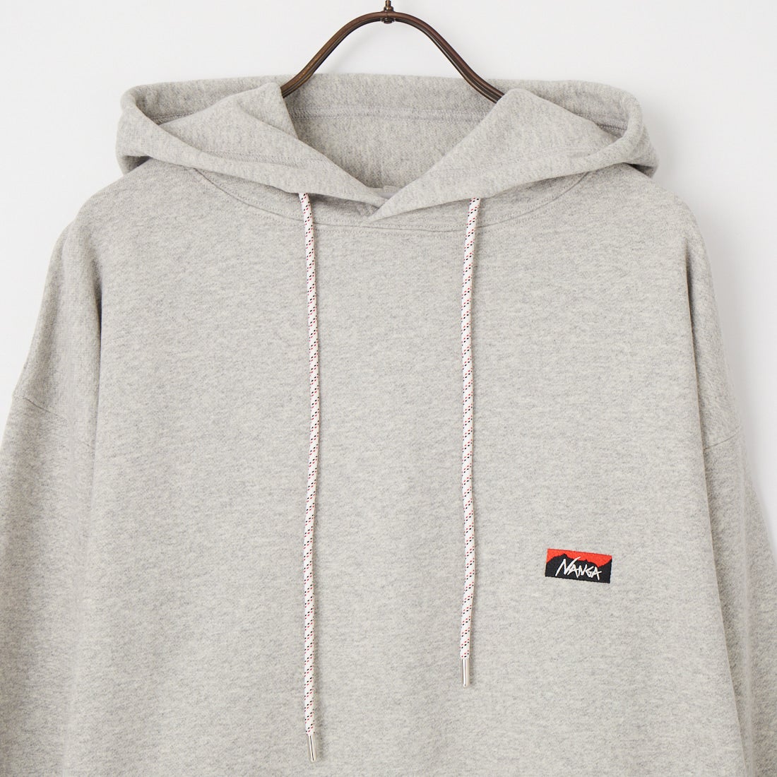 JEANSFACTORY × NANGA [ジーンズファクトリー × ナンガ] 別注 フードロゴ刺繍スウェットパーカー [NW2604-JF] GRAY