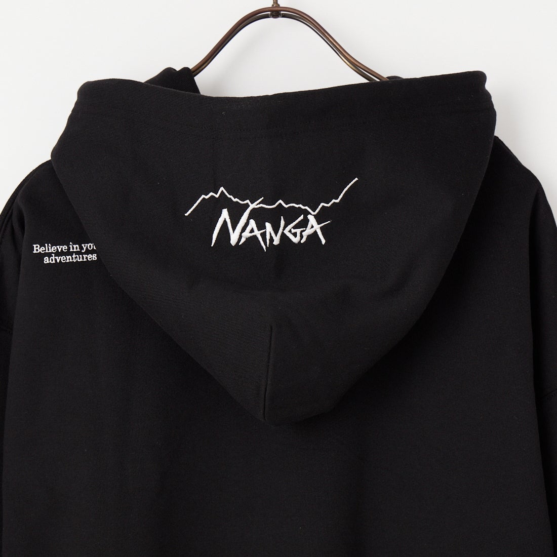 JEANSFACTORY × NANGA [ジーンズファクトリー × ナンガ] 別注 フードロゴ刺繍スウェットパーカー [NW2604-JF] BLACK
