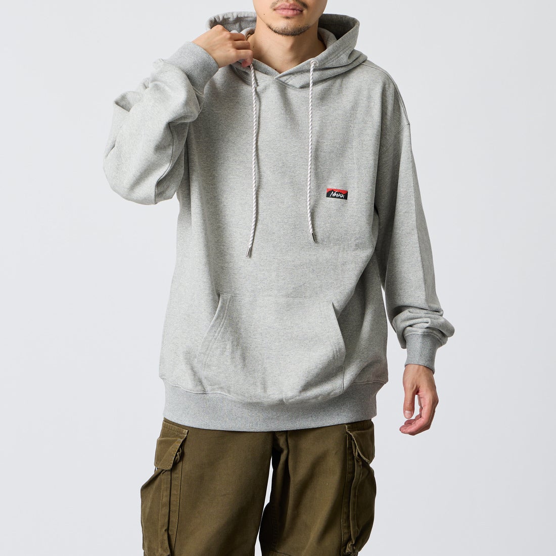 JEANSFACTORY × NANGA [ジーンズファクトリー × ナンガ] 別注 フードロゴ刺繍スウェットパーカー [NW2604-JF] GRAY &&モデル身長：168cm 着用サイズ：L&&