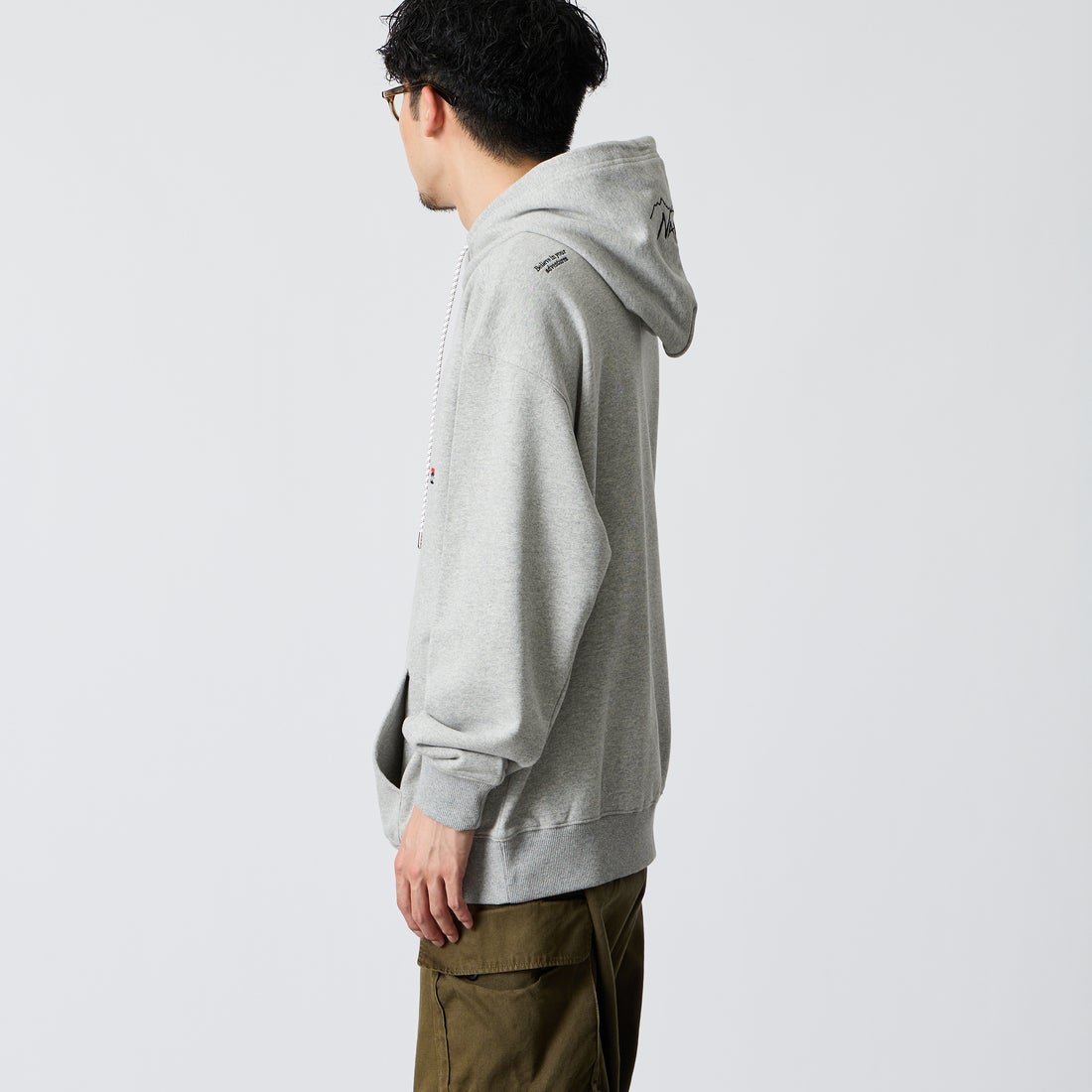 JEANSFACTORY × NANGA [ジーンズファクトリー × ナンガ] 別注 フードロゴ刺繍スウェットパーカー [NW2604-JF] GRAY &&モデル身長：168cm 着用サイズ：L&&