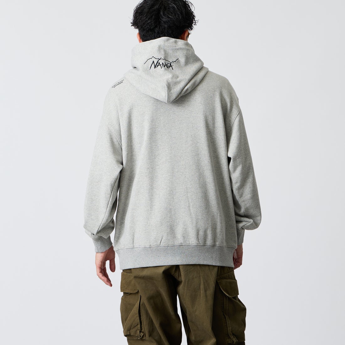 JEANSFACTORY × NANGA [ジーンズファクトリー × ナンガ] 別注 フードロゴ刺繍スウェットパーカー [NW2604-JF] GRAY &&モデル身長：168cm 着用サイズ：L&&