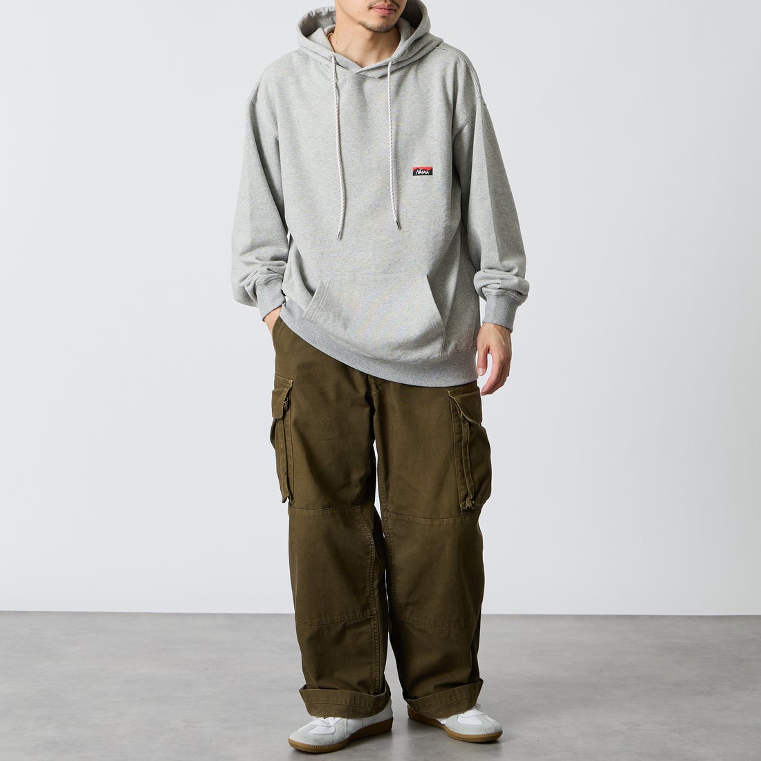 JEANSFACTORY × NANGA [ジーンズファクトリー × ナンガ] 別注 フードロゴ刺繍スウェットパーカー [NW2604-JF] GRAY &&モデル身長：168cm 着用サイズ：L&&