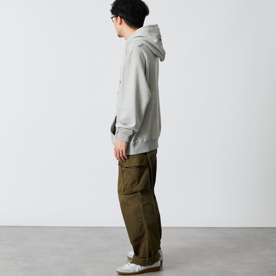 JEANSFACTORY × NANGA [ジーンズファクトリー × ナンガ] 別注 フードロゴ刺繍スウェットパーカー [NW2604-JF] GRAY &&モデル身長：168cm 着用サイズ：L&&