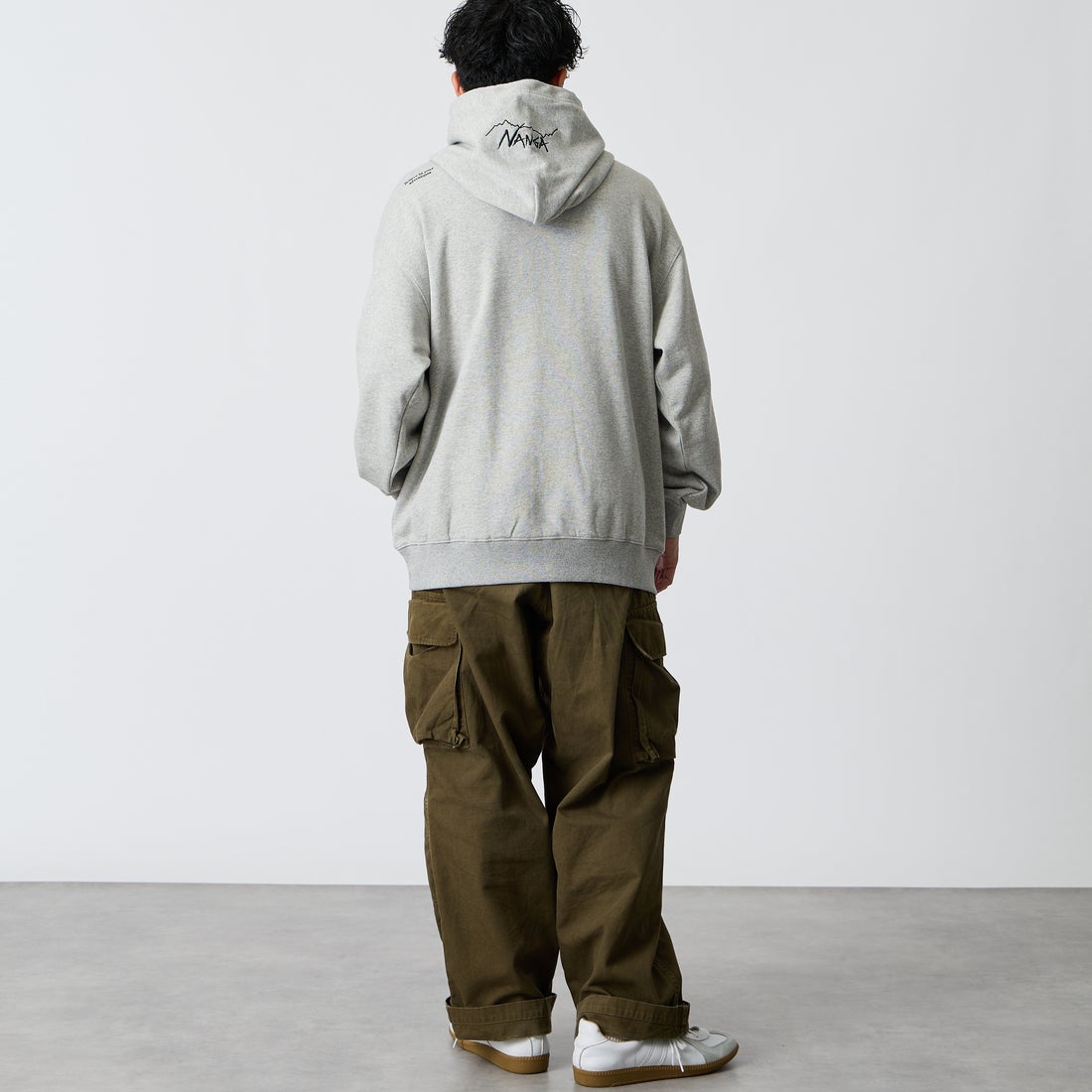 JEANSFACTORY × NANGA [ジーンズファクトリー × ナンガ] 別注 フードロゴ刺繍スウェットパーカー [NW2604-JF] GRAY &&モデル身長：168cm 着用サイズ：L&&