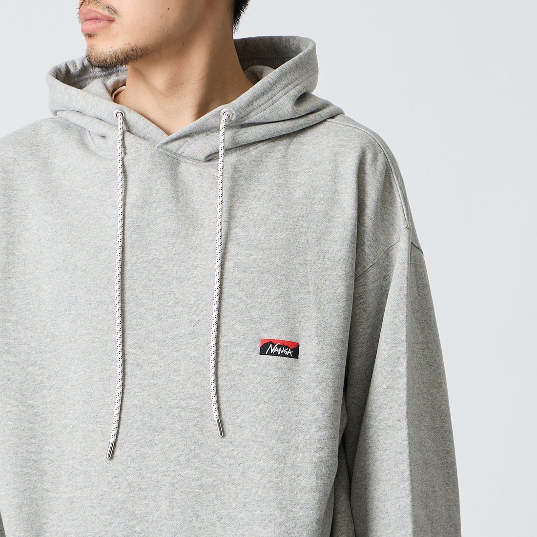 JEANSFACTORY × NANGA [ジーンズファクトリー × ナンガ] 別注 フードロゴ刺繍スウェットパーカー [NW2604-JF] GRAY &&モデル身長：168cm 着用サイズ：L&&