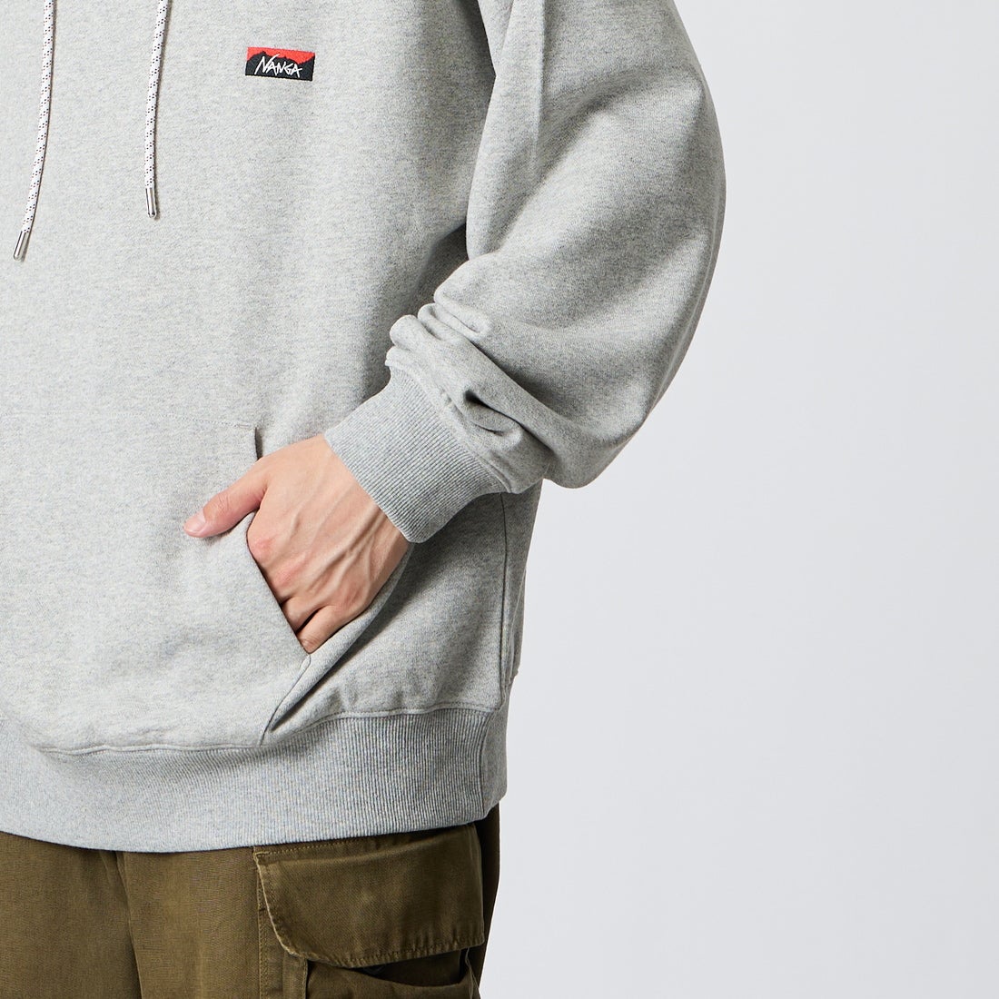 JEANSFACTORY × NANGA [ジーンズファクトリー × ナンガ] 別注 フードロゴ刺繍スウェットパーカー [NW2604-JF] GRAY &&モデル身長：168cm 着用サイズ：L&&