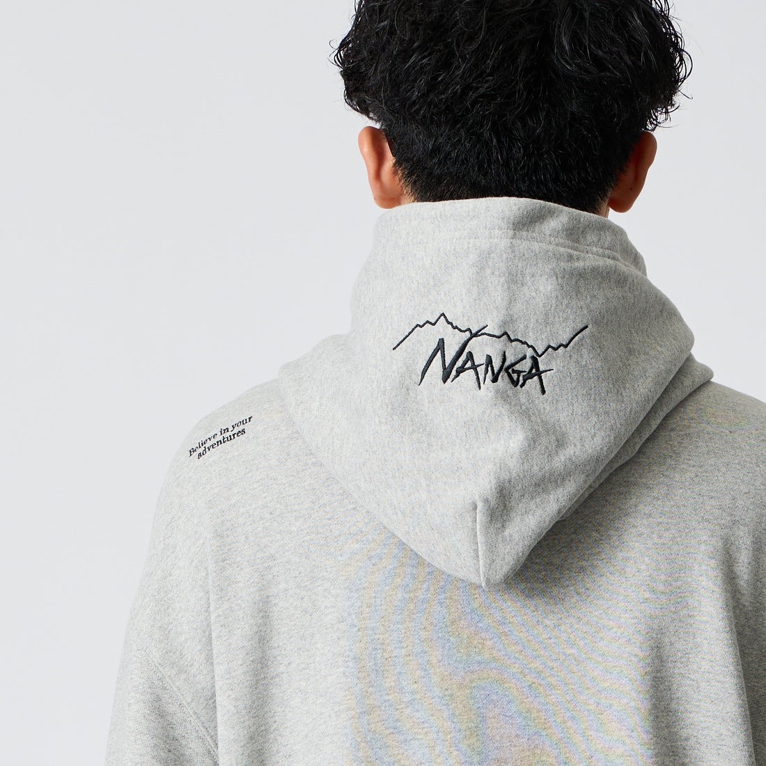 JEANSFACTORY × NANGA [ジーンズファクトリー × ナンガ] 別注 フードロゴ刺繍スウェットパーカー [NW2604-JF] GRAY &&モデル身長：168cm 着用サイズ：L&&