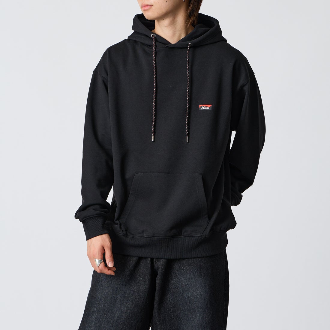 JEANSFACTORY × NANGA [ジーンズファクトリー × ナンガ] 別注 フードロゴ刺繍スウェットパーカー [NW2604-JF] BLACK &&モデル身長：177cm 着用サイズ：L&&