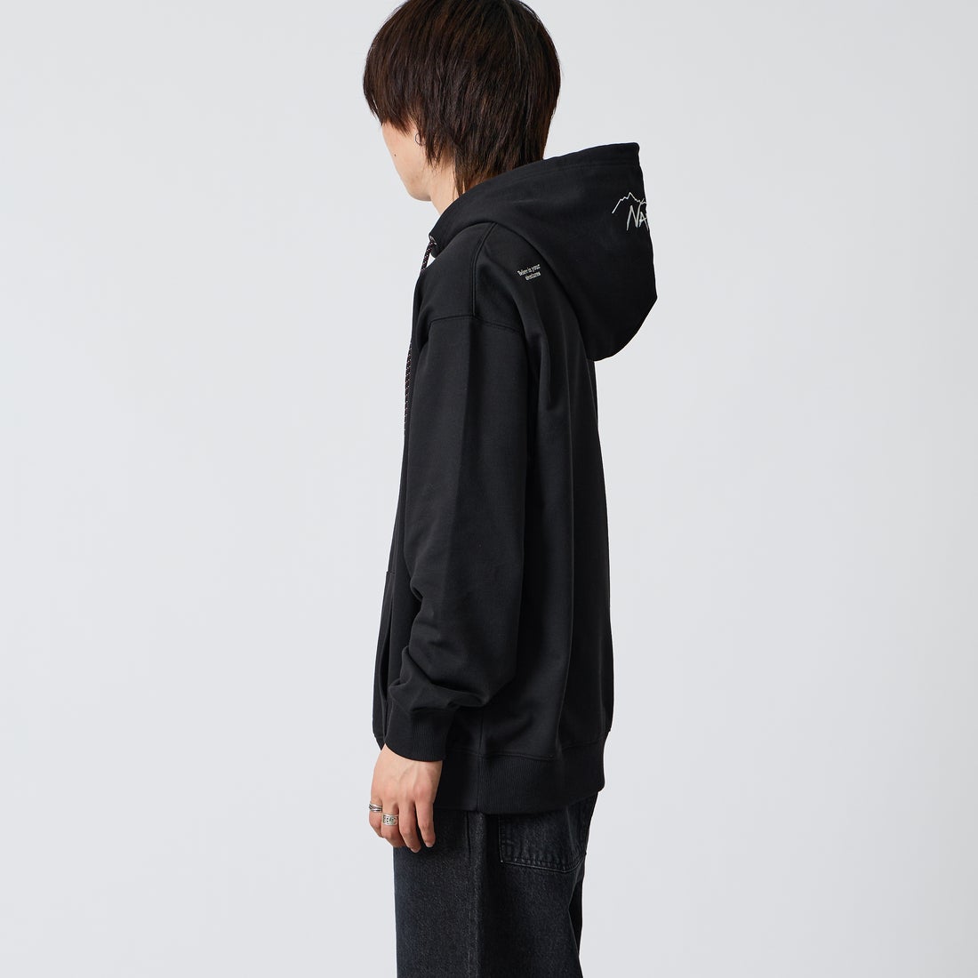JEANSFACTORY × NANGA [ジーンズファクトリー × ナンガ] 別注 フードロゴ刺繍スウェットパーカー [NW2604-JF] BLACK &&モデル身長：177cm 着用サイズ：L&&