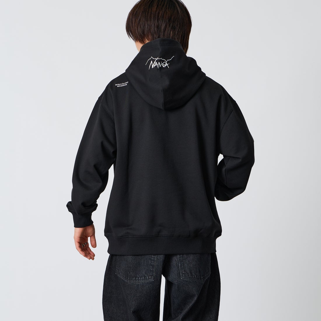 JEANSFACTORY × NANGA [ジーンズファクトリー × ナンガ] 別注 フードロゴ刺繍スウェットパーカー [NW2604-JF] BLACK &&モデル身長：177cm 着用サイズ：L&&
