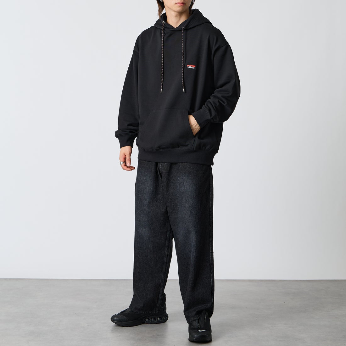 JEANSFACTORY × NANGA [ジーンズファクトリー × ナンガ] 別注 フードロゴ刺繍スウェットパーカー [NW2604-JF] BLACK &&モデル身長：177cm 着用サイズ：L&&