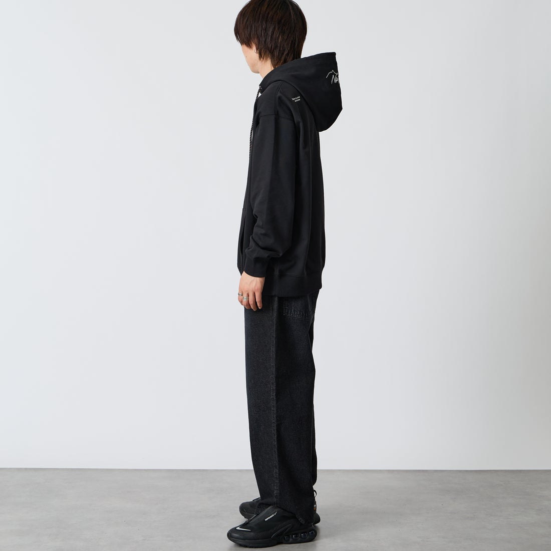 JEANSFACTORY × NANGA [ジーンズファクトリー × ナンガ] 別注 フードロゴ刺繍スウェットパーカー [NW2604-JF] BLACK &&モデル身長：177cm 着用サイズ：L&&