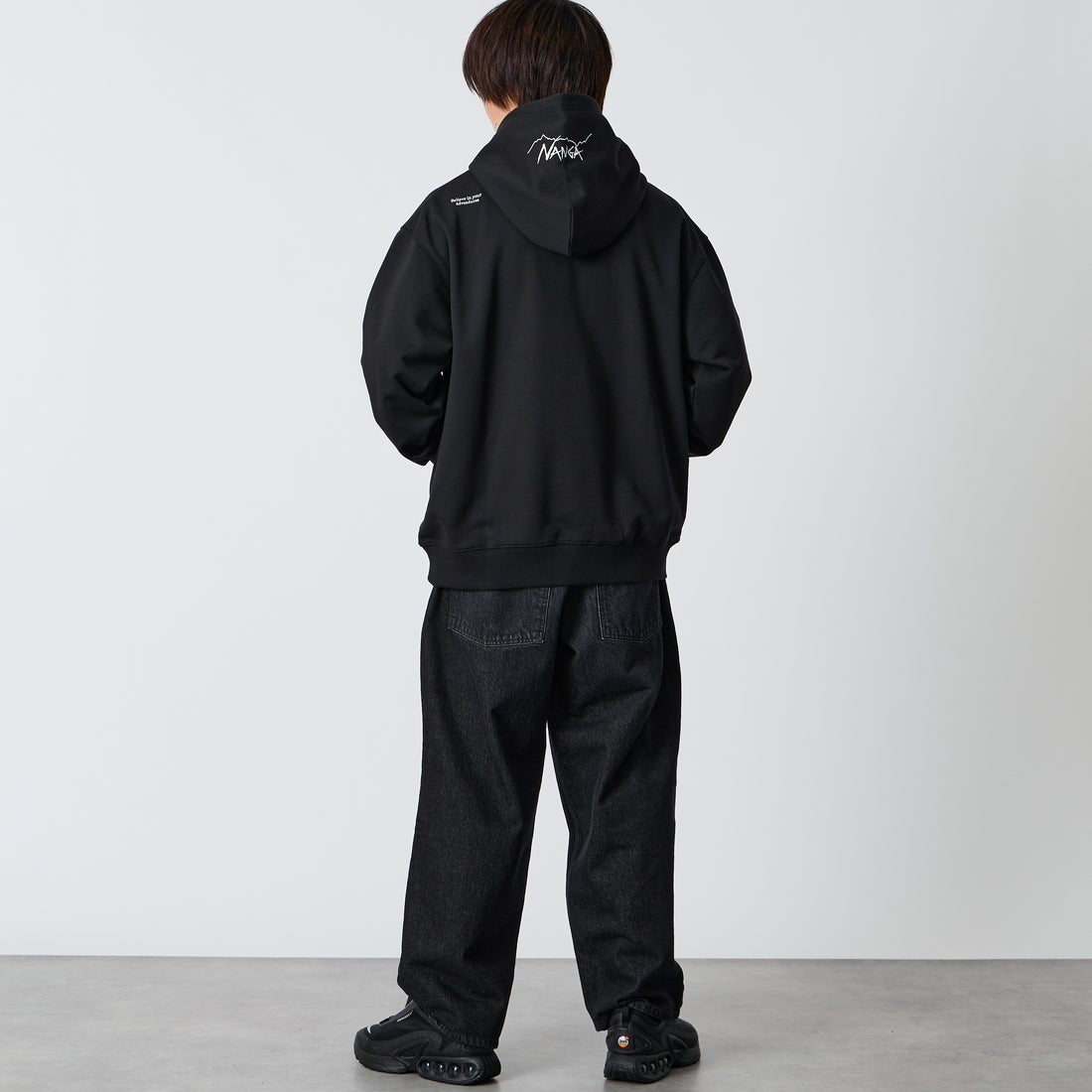 JEANSFACTORY × NANGA [ジーンズファクトリー × ナンガ] 別注 フードロゴ刺繍スウェットパーカー [NW2604-JF] BLACK &&モデル身長：177cm 着用サイズ：L&&