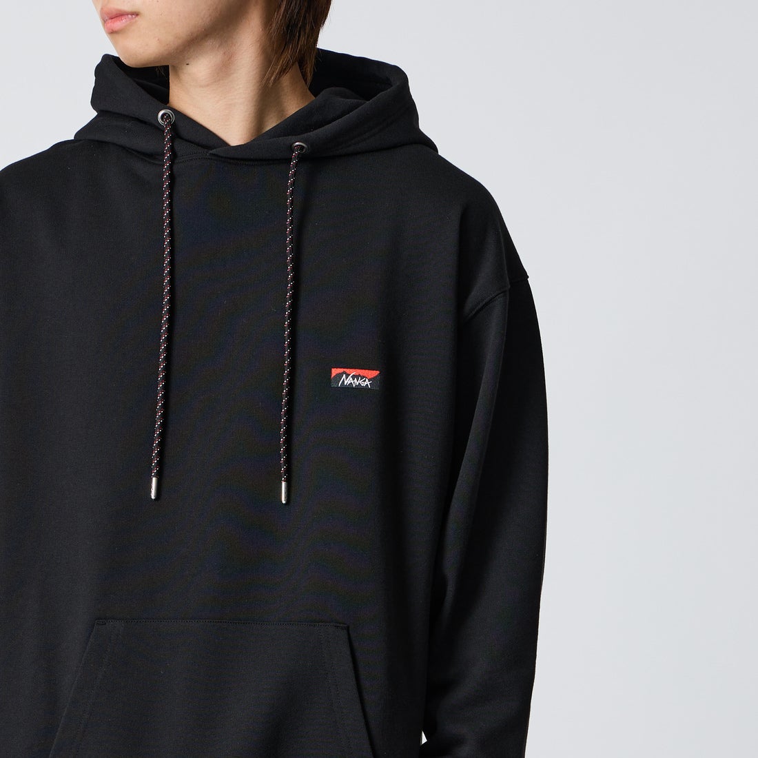 JEANSFACTORY × NANGA [ジーンズファクトリー × ナンガ] 別注 フードロゴ刺繍スウェットパーカー [NW2604-JF] BLACK &&モデル身長：177cm 着用サイズ：L&&