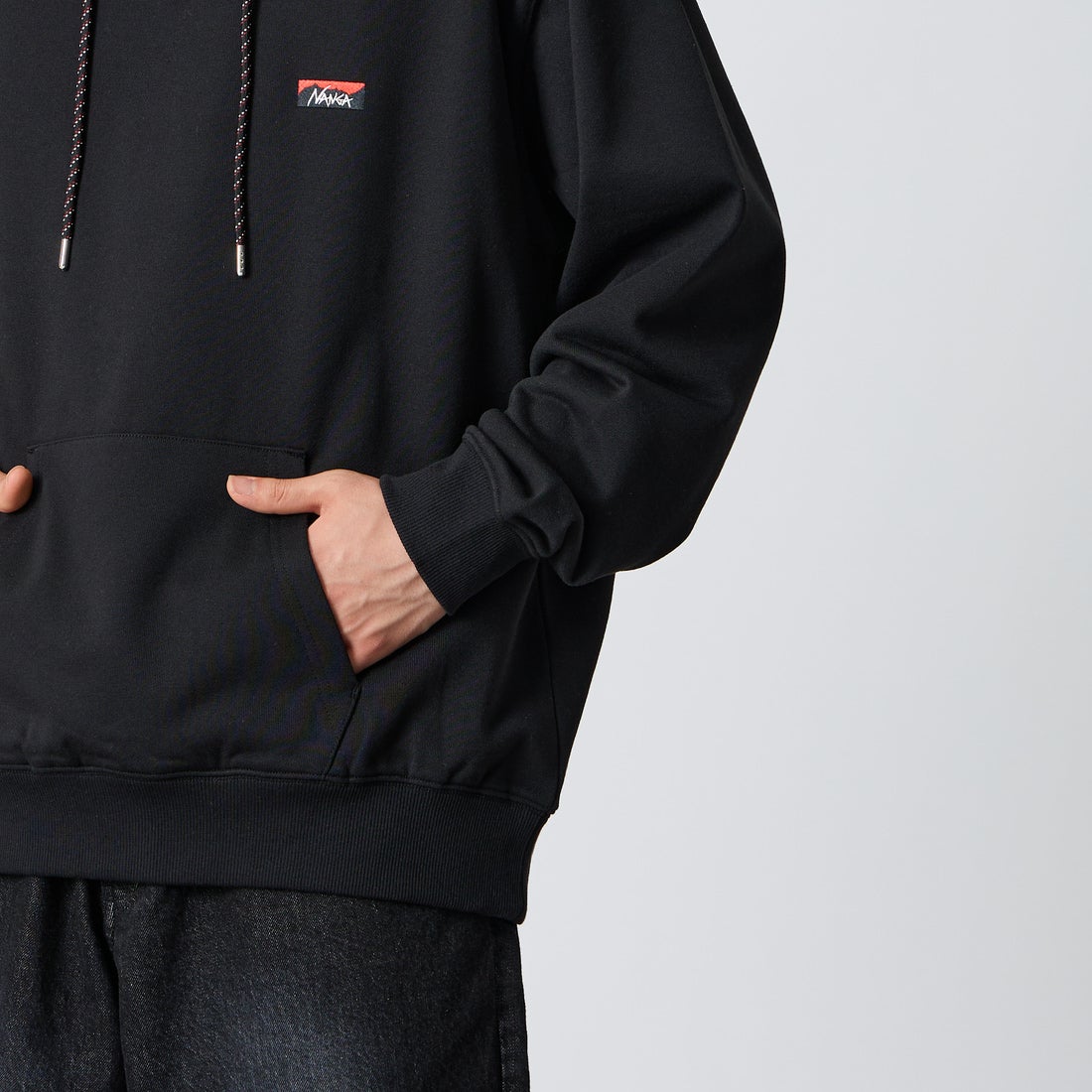 JEANSFACTORY × NANGA [ジーンズファクトリー × ナンガ] 別注 フードロゴ刺繍スウェットパーカー [NW2604-JF] BLACK &&モデル身長：177cm 着用サイズ：L&&