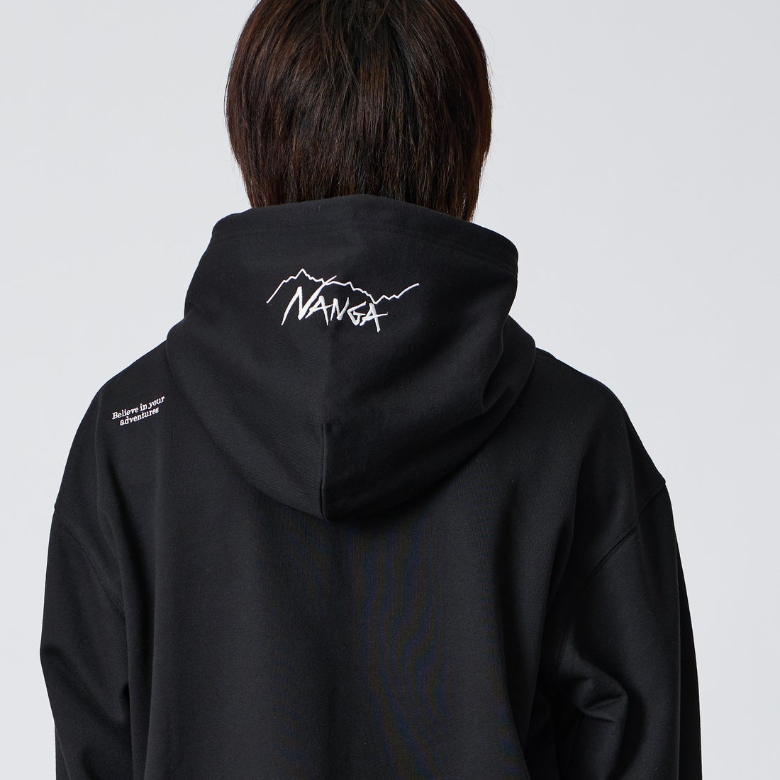 JEANSFACTORY × NANGA [ジーンズファクトリー × ナンガ] 別注 フードロゴ刺繍スウェットパーカー [NW2604-JF] BLACK &&モデル身長：177cm 着用サイズ：L&&