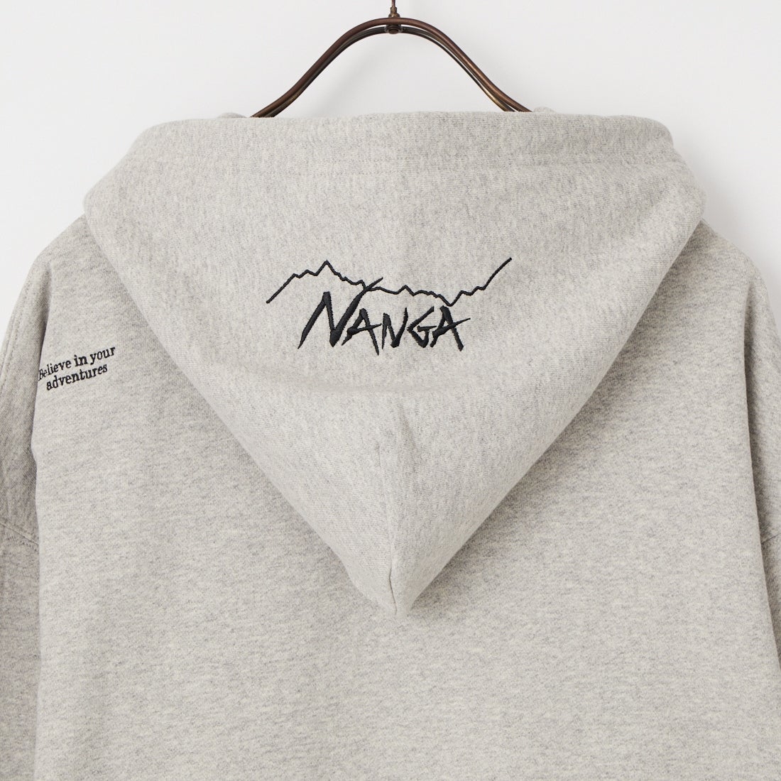 JEANSFACTORY × NANGA [ジーンズファクトリー × ナンガ] 別注 フードロゴ刺繍スウェットパーカー [NW2604-JF] GRAY