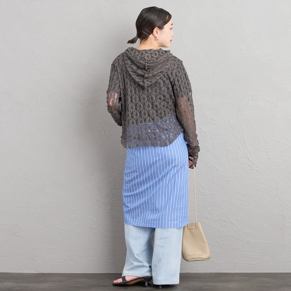 nenom [ネノム] 総レース シアージップパーカー [NE26332011] 08 CHARCOA &&モデル身長：150cm 着用サイズ：F&&