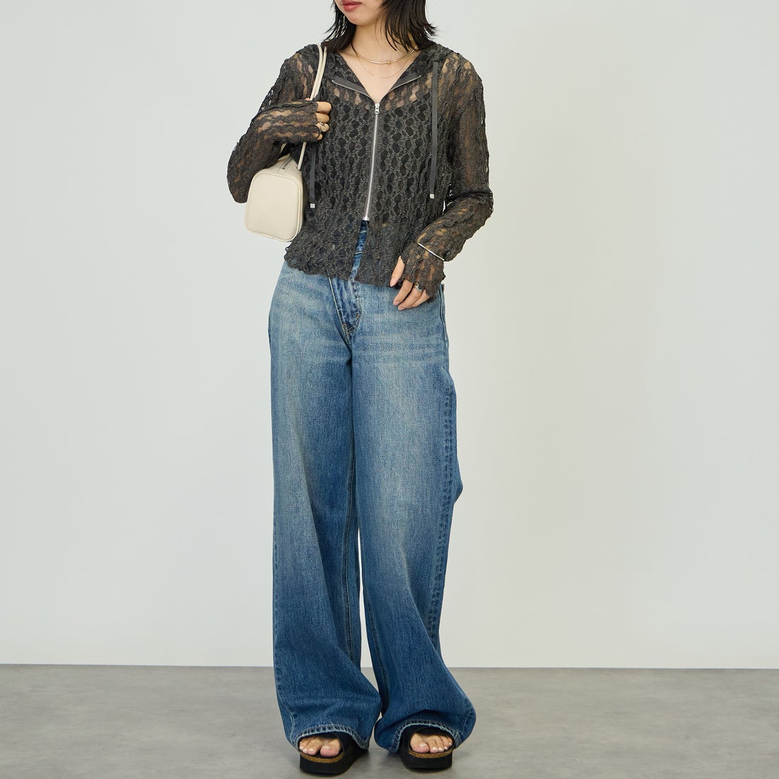 nenom [ネノム] 総レース シアージップパーカー [NE26332011] 08 CHARCOA &&モデル身長：162cm 着用サイズ：F&&