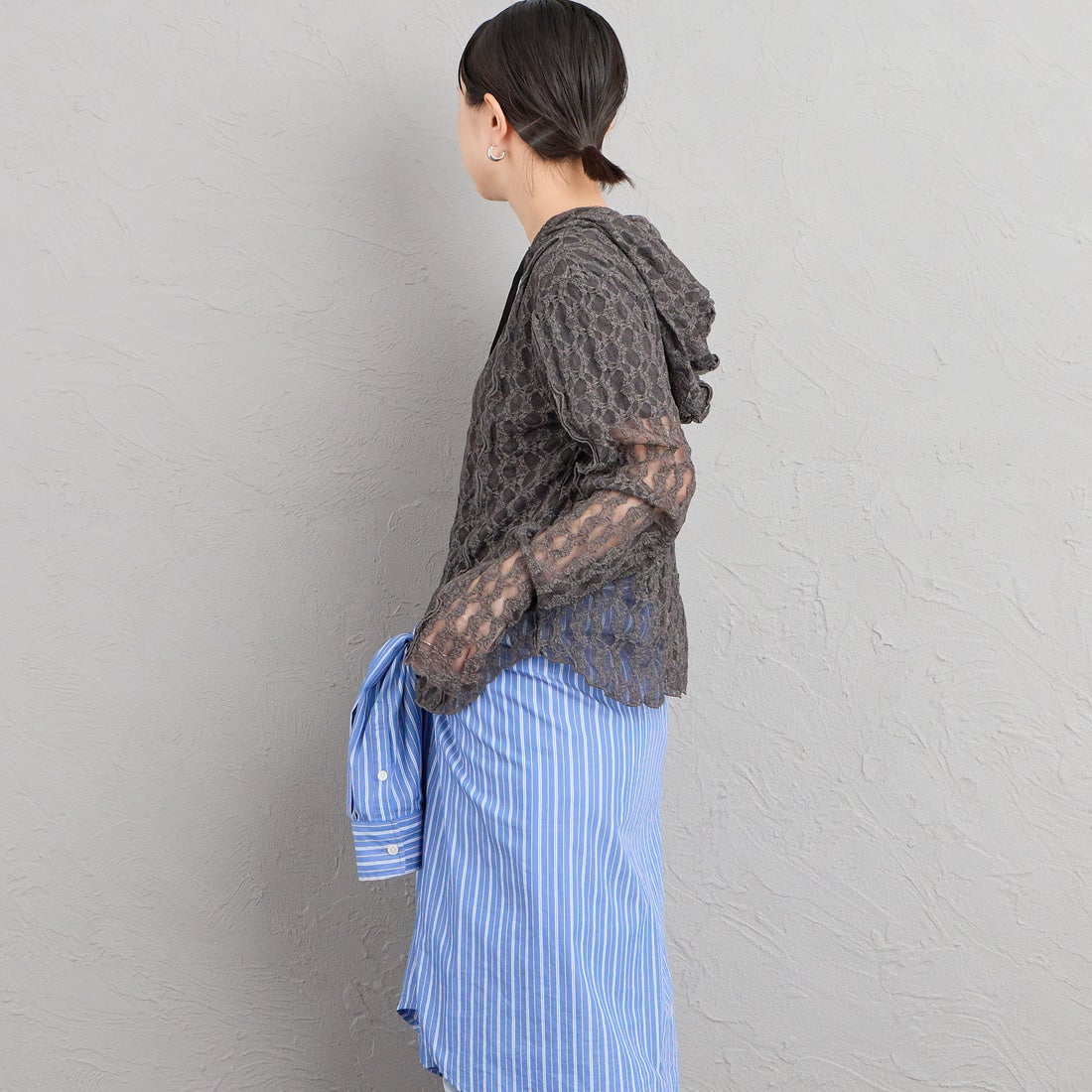 nenom [ネノム] 総レース シアージップパーカー [NE26332011] 08 CHARCOA &&モデル身長：150cm 着用サイズ：F&&
