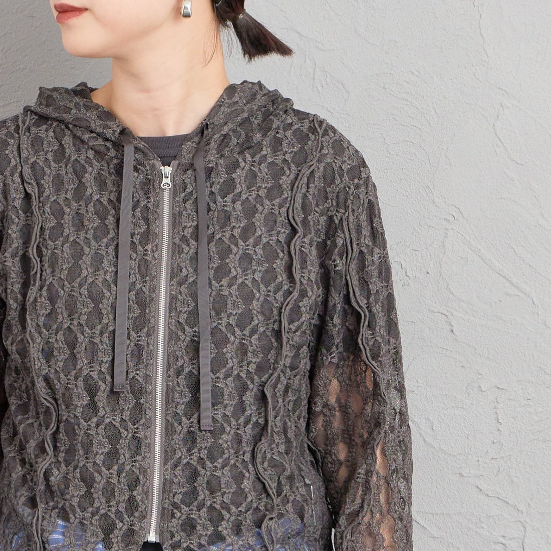 nenom [ネノム] 総レース シアージップパーカー [NE26332011] 08 CHARCOA &&モデル身長：150cm 着用サイズ：F&&