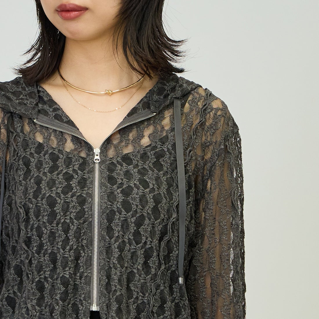nenom [ネノム] 総レース シアージップパーカー [NE26332011] 08 CHARCOA &&モデル身長：162cm 着用サイズ：F&&