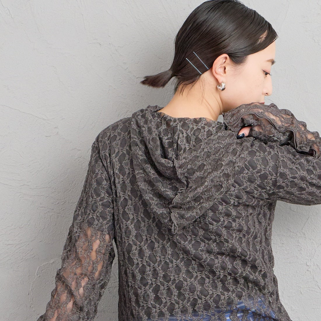 nenom [ネノム] 総レース シアージップパーカー [NE26332011] 08 CHARCOA &&モデル身長：150cm 着用サイズ：F&&