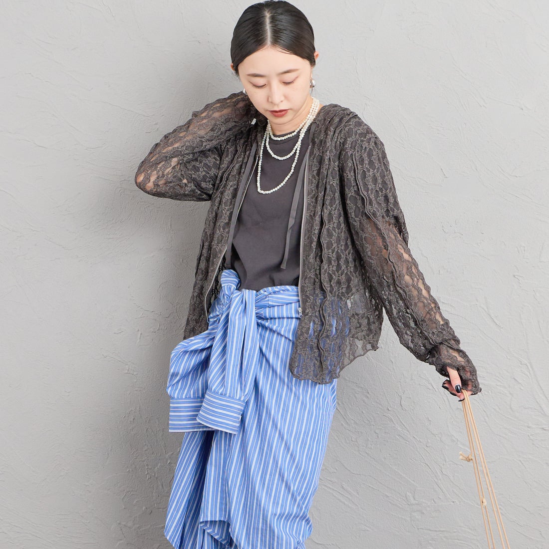 nenom [ネノム] 総レース シアージップパーカー [NE26332011] 08 CHARCOA &&モデル身長：150cm 着用サイズ：F&&
